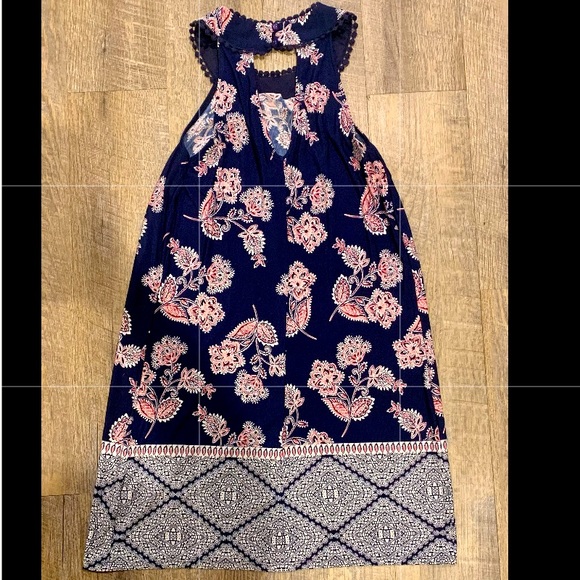 Paisley printed dress
Material: 95% polyester 5% spandex 
Size: small - Picture 2 of 4